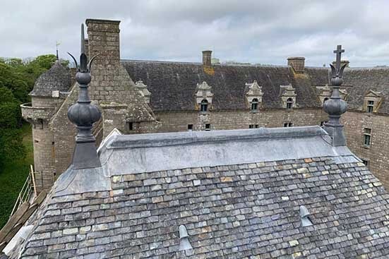 Photo d'un château prise depuis la toiture