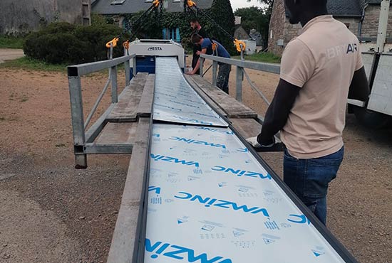 Photo d'ouvriers travaillant le zinc