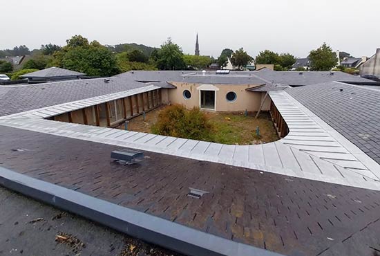 Photo d'une couverture d'un cloître en ardoise et en zinc